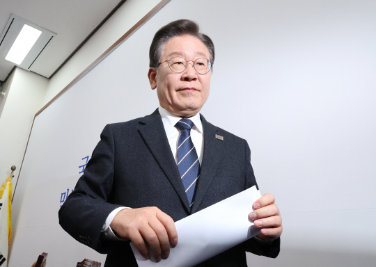 이재명 더불어민주당 대표가 8일 오전 국회에서 열린 최고위원회의를 마친 뒤 이석하고 있다.<연합뉴스>
